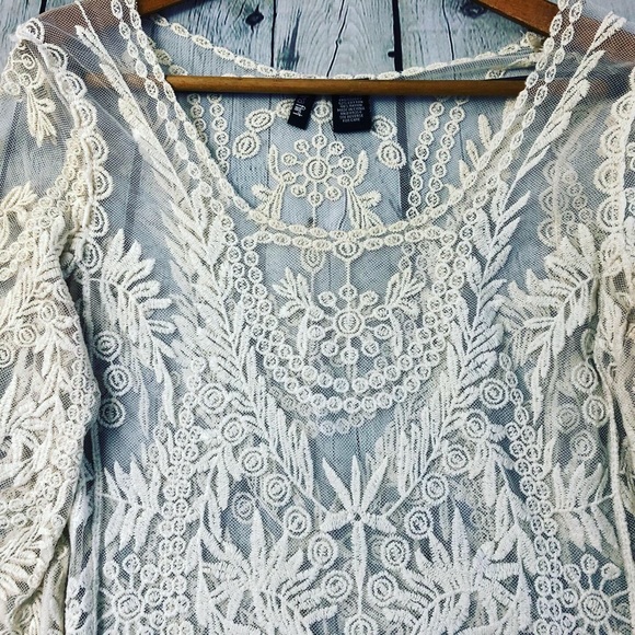 Lace 3/4 length top size S - Picture 2 of 2
